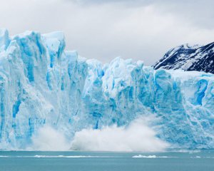 Показали, як від Гренландії відколовся величезний айсберг