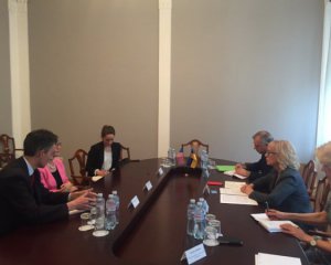 Звільнення політв'язнів: Денісова пішла за допомогою в посольство США