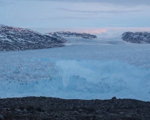 От Гренландии откололся огромный айсберг: показали впечатляющее видео