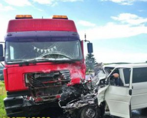 Сталося жахливе лобове зіткнення мікроавтобуса і вантажівки: багато загиблих