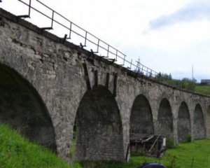 Старовинний міст в Карпатах показали з висоти пташиного польоту