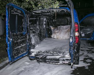 Киевлянин залез в охваченную пламенем машину, чтобы спасти имущество соседей