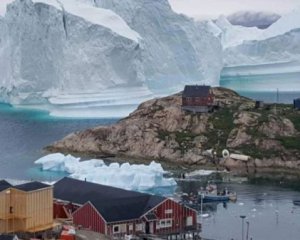 Айсберг весом 11 млн тонн угрожает селу