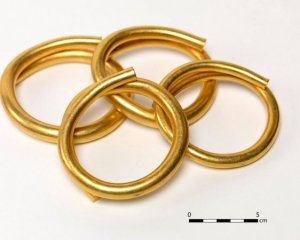 Фермер нашел на поле древние золотые браслеты