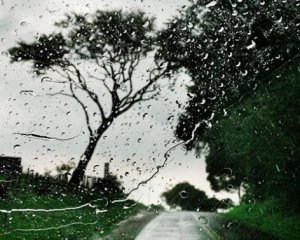 Купуйте гарні парасолі: синоптик попередила про шквальні дощі