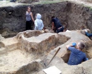В Украине раскопали уникальное семиэтажное кладбище