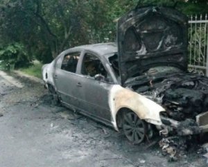 В городе и его окрестностях одновременно подожгли автомобили близких родственников