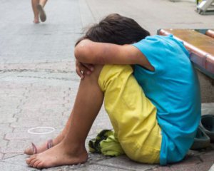 Жінка намагалась продати свого 4-річного сина у жебрацтво