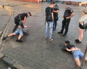 Двое мужчин в маршрутке избили пассажира и напали на полицейского