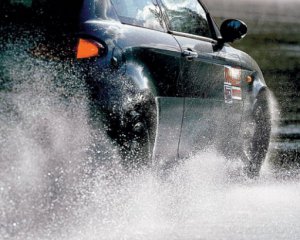 Занесло на мокрой дороге: подборка аварий