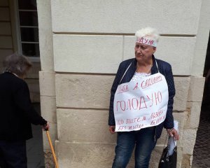 Во Львове учительница объявила голодовку