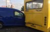 Volkswagen врезался в маршрутку с пассажирами: есть пострадавшие