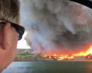 Битва стихій - вогняний смерч біля води зняли на відео