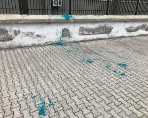 Під львівським судом чоловіка облили зеленкою