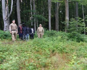 На кордоні зі Словаччиною спіймали групу нелегалів