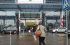 Пассажиры вынуждены были идти босиком - затопило аэропорт "Киев"