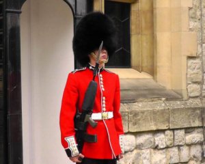 Королевский гвардеец толкнул туристку, которая стояла у него на пути
