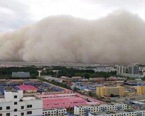 Гнев природы: 50-метровая песчаная буря накрыла весь город