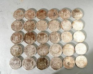На затонувшем корабле нашли клад серебряных монет
