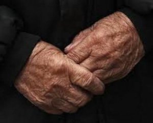 Зв&#039;язали скотчем і били ногами: грабіжники заради грошей катували пенсіонерку