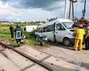 Мікроавтобус зіштовхнувся з поїздом - є загиблі