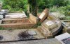 На кладбище обнаружили десятки разбитых могил