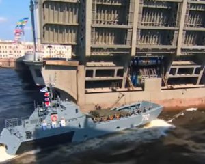 В России военный корабль врезался в опору моста