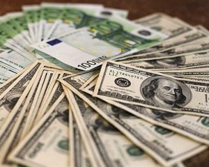 Курс доллара в обменниках достиг 27 гривен
