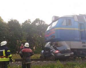 Поезд протащил автомобиль по путям: есть погибшие