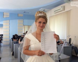 Абітурієнтка складала  іспит у весільній сукні