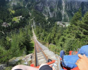 Швейцарські гірки: турист показав екстримальний спуск на фунікулері