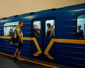 Пассажир киевского метро устроил забавную благотворительную акцию