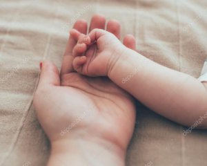 Заробітчанка народила дитину в туалеті й хотіла її вбити