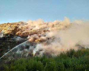 Під Полтавою другу добу горить сміттєзвалище