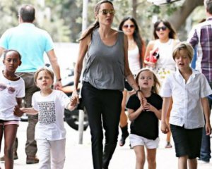 Анджелина Джоли хочет усыновить еще одного ребенка