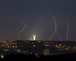 За годину Київ накриє гроза