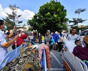 Почти сотня погибших, тысячи без крова: последствия землетрясения в Индонезии