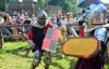 Жорстокі бої мечами і сокирами показали на середньовічному фестивалі "Ту Стань"