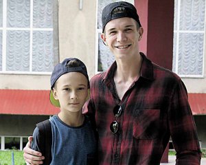 Українець розповів, як працює у французькому кабаре