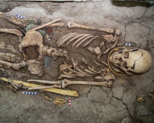 Розкопали поховання юнака у золотому вбранні