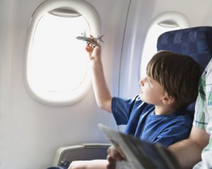 Дітей за кордон зможе супроводжувати екіпаж літака, а не лише батьки - процедура