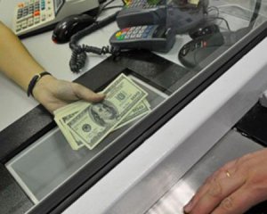 Сотрудница банка обманула клиентов на 4 млн грн