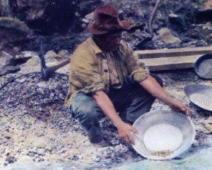 Мужчина нашел золото в ручье, из которого пил воду