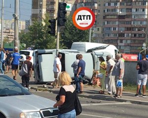 Автівка влетіла у перехожих на тротуарі, є жертви