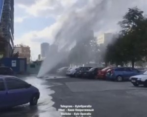 Фонтан на десятки метрів: у Києві прорвало водогін