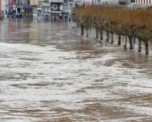 Повінь змила десятки авто в річку