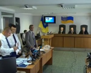 Под крики и шум суд Януковича перенесли