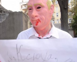 &quot;Ганьба&quot; и окровавленный Путин: жене Медведчука устроили коридор позора