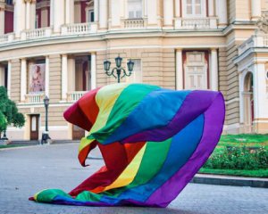 &quot;Ми хочемо жити,  як  і всі&quot; - в Одесі триває ЛГБТ-марш