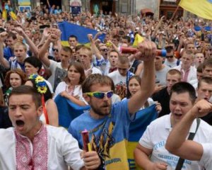 Футбольні фанати влаштували жорсткий "махач" з поліцейськими